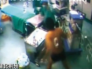 Bệnh nhân đang mổ vùng dậy đánh bác sỹ Bệnh nhân đang mổ vùng dậy đánh bác sỹ