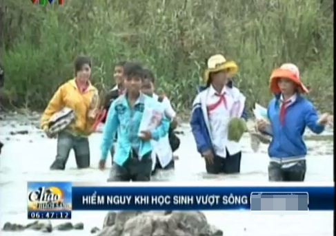 Thót tim học sinh băng sông tới trường Thót tim học sinh băng sông tới trường