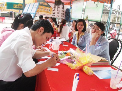 Kinh doanh mọi lúc, mọi nơi Ngày hội việc làm ở TPHCM ngày 24-10. Ảnh: Trần Như Quỳnh