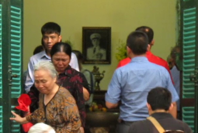 Clip: Người dân nghẹn ngào tưởng niệm Đại tướng Clip: Người dân nghẹn ngào tưởng niệm Đại tướng