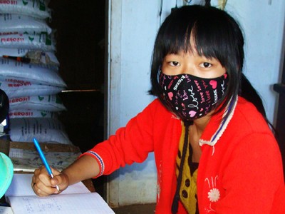 Gương mặt nào cho em! Ngồi học một mình bây giờ Hạnh vẫn đeo khẩu trang