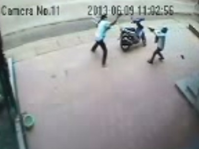 Kẻ nã súng vào tiệm vàng từng có 'kinh nghiệm' đi cướp Ảnh chụp từ clip ghi lại cảnh người dân chống trả quyết liệt tên cướp có súng