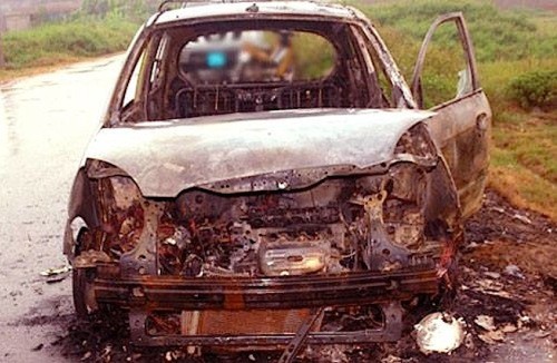 Tài xế taxi Mai Linh bị lột quần áo, đốt xe Tài xế taxi Mai Linh bị lột quần áo, đốt xe