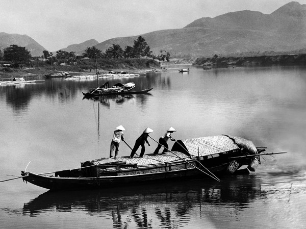 Triển lãm ảnh “Quê nhà” để bán làm từ thiện “Xuôi dòng sông Mã” của nghệ sĩ
Mai Nam