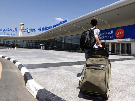 Dubai khánh thành sân bay lớn nhất thế giới Một trong những hành khách đầu tiên của Sân bay Quốc tế Al Maktoum