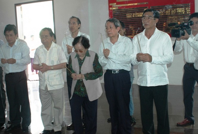 Viếng Đại tướng tại Khu Di tích Nguyễn Sinh Sắc Viếng Đại tướng tại Khu Di tích Nguyễn Sinh Sắc