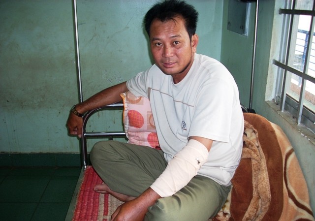 Hai chiến sĩ công an bị đâm chém Anh Ánh với vết thương bị chém đang điều trị tại Bệnh viện Đa khoa huyện Ea Súp.