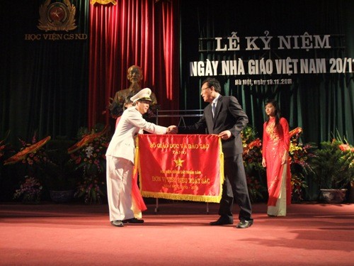 Học viện Cảnh sát Nhân dân nhận Cờ thi đua Học viện Cảnh sát Nhân dân nhận Cờ thi đua