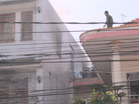 Mẹ già suýt chết cháy vì con khóa cửa Mẹ già suýt chết cháy vì con khóa cửa
