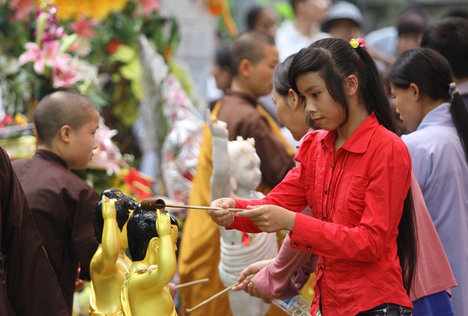 Nghi lễ tắm Phật tại Tây Thiên Nhiều bạn trẻ thành kính bưng gáo nước thơm bằng cả 2 tay tắm cho Phật