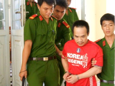 Người đẹp khỏa thân chạy trốn tên cuồng dâm Người đẹp khỏa thân chạy trốn tên cuồng dâm