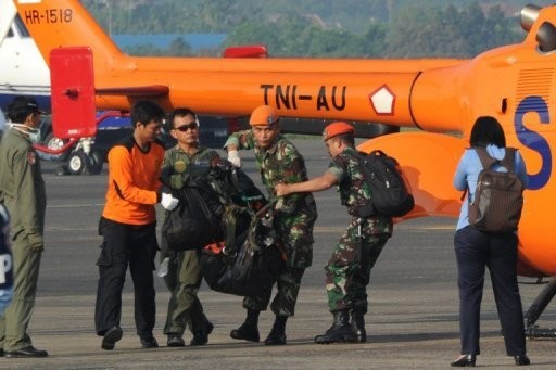 Tìm thấy hộp đen của máy bay Nga bị nạn Các nhân viên cứu hộ chuyển các thi thể nạn nhân về Jakarta nhận dạng