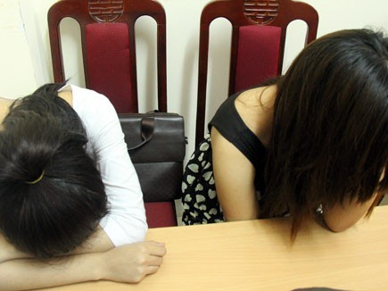 Những nữ sinh biến mình thành gái bán dâm Những nữ sinh biến mình thành gái bán dâm