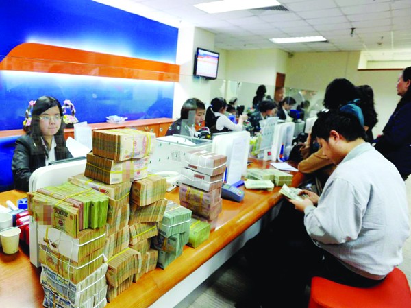 Ồ ạt hạ lãi suất Ngân hàng sẽ tiếp tục giảm lãi suất? Ảnh: Hồng Vĩnh