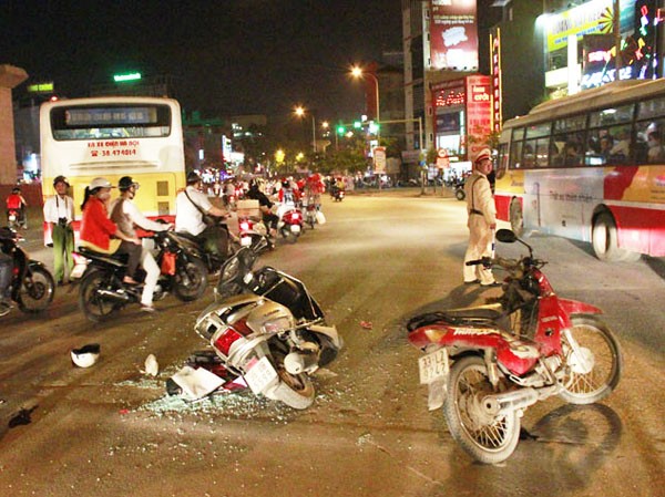 Xe máy đâm xe buýt, hai người nguy kịch Hiện trường vụ tai nạn