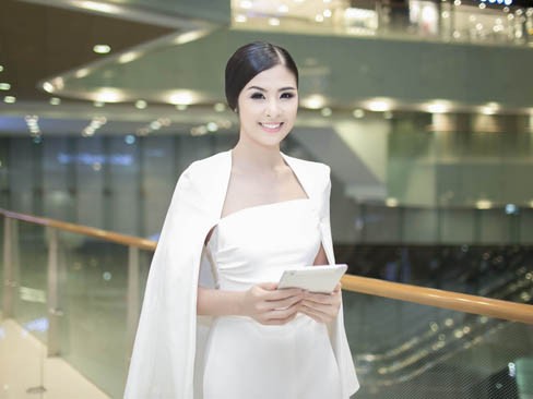Ngọc Hân biến hóa cá tính với jumpsuit trắng muốt Ngọc Hân biến hóa cá tính với jumpsuit trắng muốt