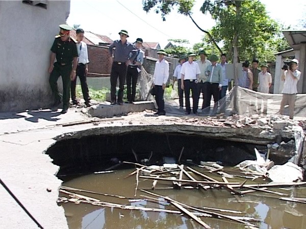 Hố 'tử thần' nuốt ba ngôi nhà Hố tử thần nuốt 3 nhà dân ở Quảng Ninh