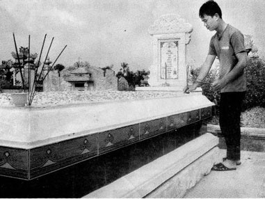 Chàng trai trẻ suốt 4 năm ngồi bên mộ vợ Chàng trai trẻ suốt 4 năm ngồi bên mộ vợ