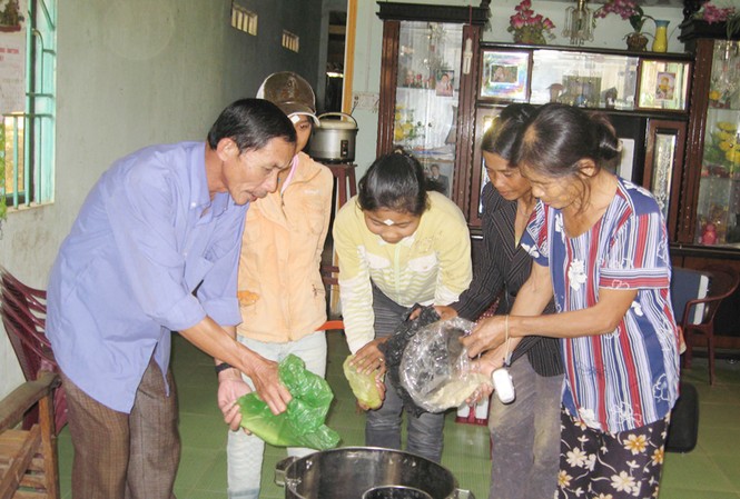Tình người trên cửa khẩu Bờ Y Góp gạo tình thương