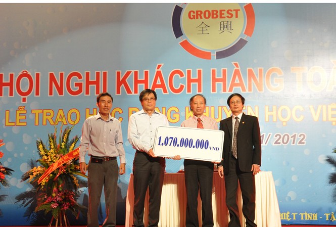 Trao hơn 2.000 suất học bổng cho học sinh nghèo Trao hơn 2.000 suất học bổng cho học sinh nghèo