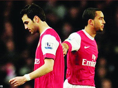 Lấy cúp tặng Cesc Fabregas và Walcott không thể góp mặt trận chung kết Carling Cup