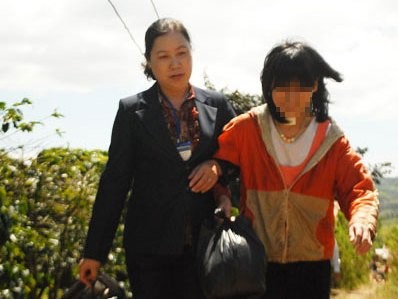 "Giải cứu" cô gái bị cha biệt giam gần 3 tháng