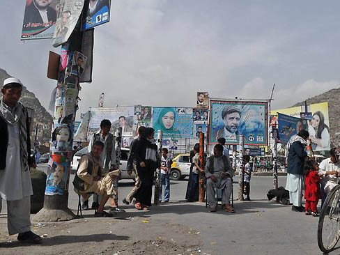 Afghanistan: Nghi phạm đánh bom bị ném đá tới chết Người dân làng ném đá đến chết nghi phạm đánh bom xe bus khiến 18 người chết