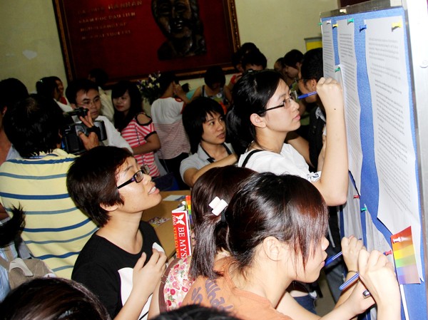 Kịch đồng tính và lá thư gửi bộ trưởng Giới trẻ ký tên ủng hộ thư ngỏ gửi Bộ trưởng Bộ GD&ĐT Ảnh: T.Toan