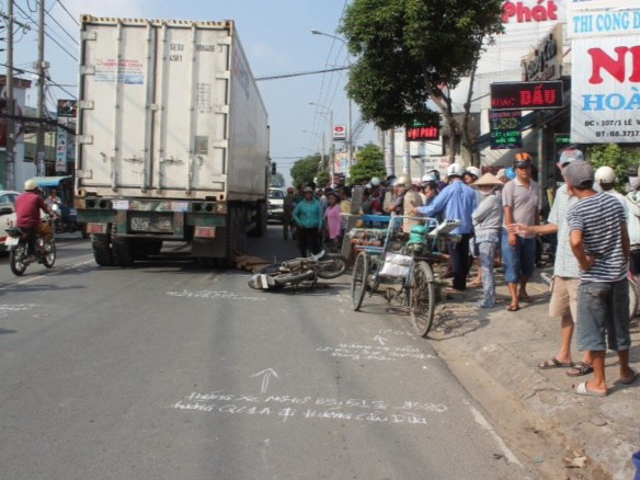 Ngã ra đường, bị xe container cán chết Ngã ra đường, bị xe container cán chết