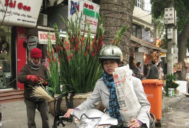 Thực phẩm Tết tăng vùn vụt, bà nội trợ “găm hàng” Nhiều người dân tích hoa từ sớm