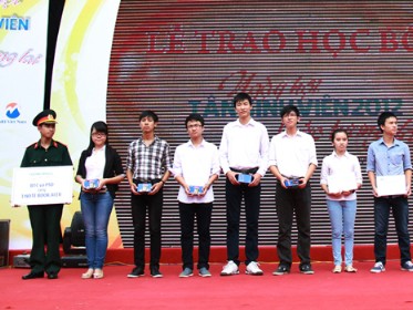 Trao học bổng cho thủ khoa vượt khó Trao học bổng cho thủ khoa vượt khó