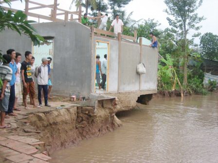 Đê bao sạt lở nhấn chìm 200 ha lúa Đê bao sạt lở nhấn chìm 200 ha lúa
