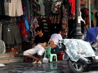 Cuộc sống ở Thủ đô cũng đảo lộn vì nắng nóng Cuộc sống ở Thủ đô cũng đảo lộn vì nắng nóng