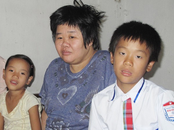 Gia đình “tầm gửi” Chị Thuần cùng hai con