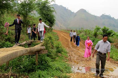 ‘Siêu đám cưới’: Chú rể cõng cô dâu cuốc bộ… 3km ‘Siêu đám cưới’: Chú rể cõng cô dâu cuốc bộ… 3km