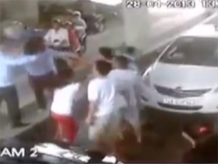 4 đối tượng đánh nữ kiểm soát vé trình diện CA Toàn bộ vụ xô xát đã được camera giám sát ghi lại