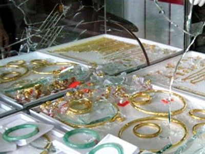 Vào tiệm vàng đập vỡ tủ kính để cướp giữa ban ngày Vào tiệm vàng đập vỡ tủ kính để cướp giữa ban ngày