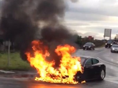 Xe điện Tesla Model S bốc cháy Xe điện Tesla Model S bốc cháy