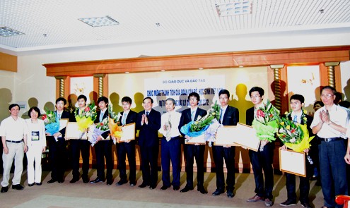 'Thưởng nóng' 10 triệu đồng cho học sinh đoạt HCV Vật lý Lãnh đạo Bộ GD&ĐT tặng bằng khen cũng như tiền thưởng cho 8 học sinh đạt giải