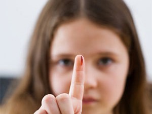 Máu HIV dính vết thương hở có lây? Máu HIV dính vết thương hở có lây?