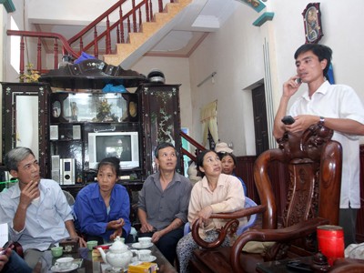 Muốn về phải góp tiền cho môi giới Người thân của các lao động kẹt tại Nga đang rất lo lắng trước tình cảnh của con em mình Ảnh: Bảo Anh