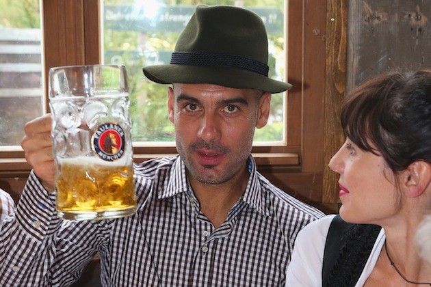 Pep mặc quần sóc uống đi uống bia tại Oktoberfest Pep mặc quần sóc uống đi uống bia tại Oktoberfest