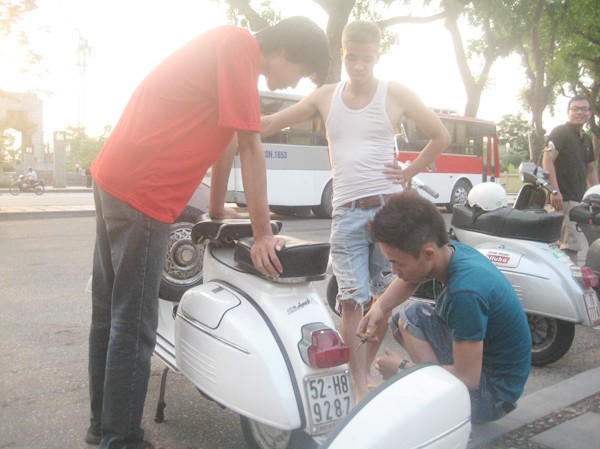 Dân chơi xe máy cổ Chăm sóc cho xe như... người yêu Ảnh: D.N
