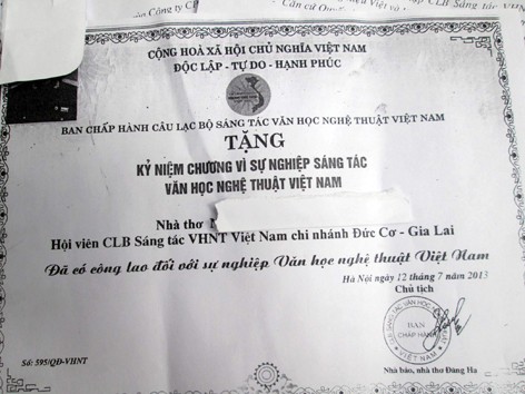 Nhà thơ Đăng Hạ lại 'múa gậy' ở Tây Nguyên Nhà thơ Đăng Hạ lại 'múa gậy' ở Tây Nguyên