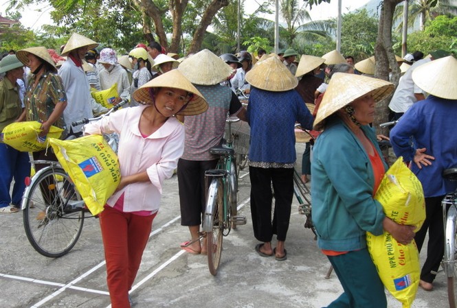 Đạm Phú Mỹ hỗ trợ 2,5 tỷ đồng cho người dân vùng bão Đạm Phú Mỹ hỗ trợ 2,5 tỷ đồng cho người dân vùng bão