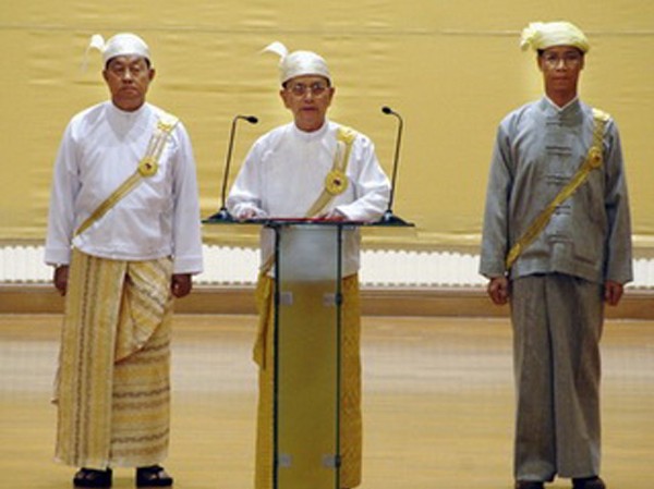 Phó tổng thống Myanmar quy y cửa Phật? ổng thống Myanmar Thein Sein (giữa) cùng các Phó tổng thống Tin Aung Myint Oo (trái) và Sai Mauk Kham - Ảnh: Reuters