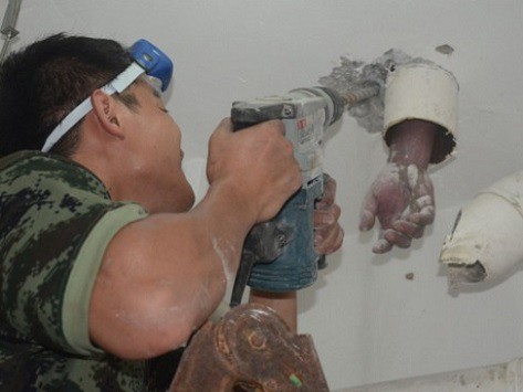 Mắc kẹt tay trong bồn cầu vệ sinh vì… tìm nhẫn cưới Mắc kẹt tay trong bồn cầu vệ sinh vì… tìm nhẫn cưới