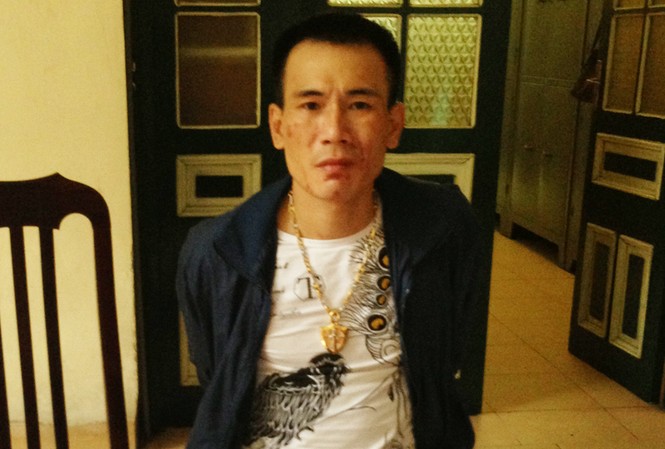 'Ôm' súng và nghìn USD đi dạo phố 'Ôm' súng và nghìn USD đi dạo phố