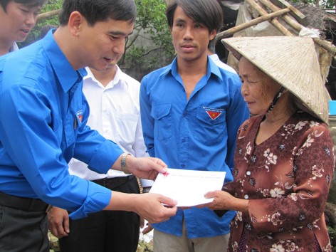 Ấm nghĩa tình nơi vùng bão Ấm nghĩa tình nơi vùng bão