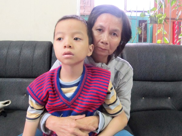 Mẹ nghèo nhìn con chờ chết Mẹ nghèo nhìn con chờ chết